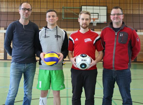 (von links) Leandro Brenda (Pizzeria Adler Göggingen) mit Andreas Riegger (Abteilungsleiter Volleyball), Matthias Ohmacht (Spielausschussvorsitzender Fußball) und Lothar Müller (1. Vorstand)